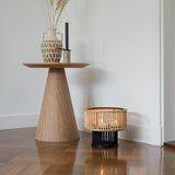 rotan lantaarns en vaas met grove textuur