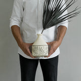 keramieken vaas met zandachtige textuur