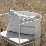 kussen op stoel in het veld