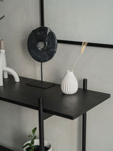 marmeren beeld in zwart op zwarte dressoir