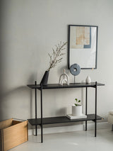 ornament van marmer in het zwart met keramieken kaarsenhouder en zwarte vaas op een zwarte kast