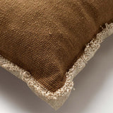 close up bruin katoenen kussen 60x60