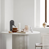 witte vas van glas op tafel