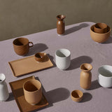 eli mok en onderzetter in licht grijs en caramel bruin