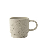 grijze mok met zwarte punten