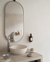 handzeep van kristina dam in badkamer