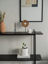 beeld van hout op zwarte kast met andere unieke items