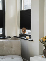 beeld van houten ring op vensterbank