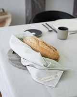 indi theedoek op eettafel met brood