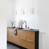 witte keramieken hanglamp in keuken