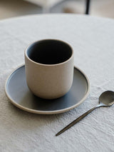 kop en schotel van aardewerk