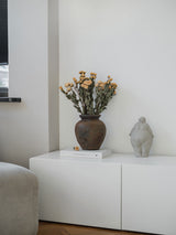 sculptuur van vrouw met vaas