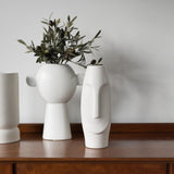 scandinavische vaas met gezicht in wit