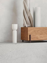 witte glazen vaas met houten opbergdoos van kristina dam