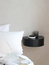 wallie nachtkast bij het bed