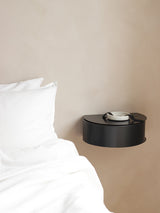 wallie als nachtkastje naast het bed