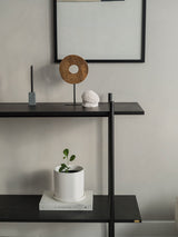 wit koraal met marmeren kaarsenhouder en witte bloempot met kinfolk boek