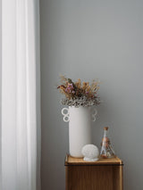 wit koraal met witte vaas en droogbloemen