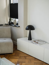 zwarte metalen tafel lamp van hübsch