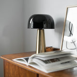 lamp met gouden voet en zwart kap
