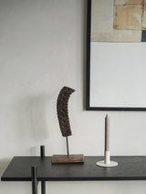 houten beeld met minimalistische kaarsenhouder