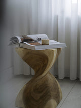 boek op houten bijzettafel