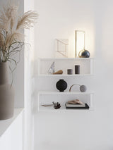 minimalistische sculpturen in een wandkast