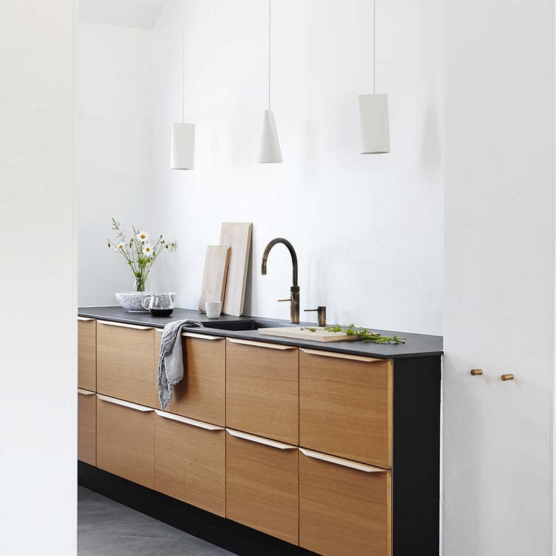 witte keramieken hanglamp in keuken
