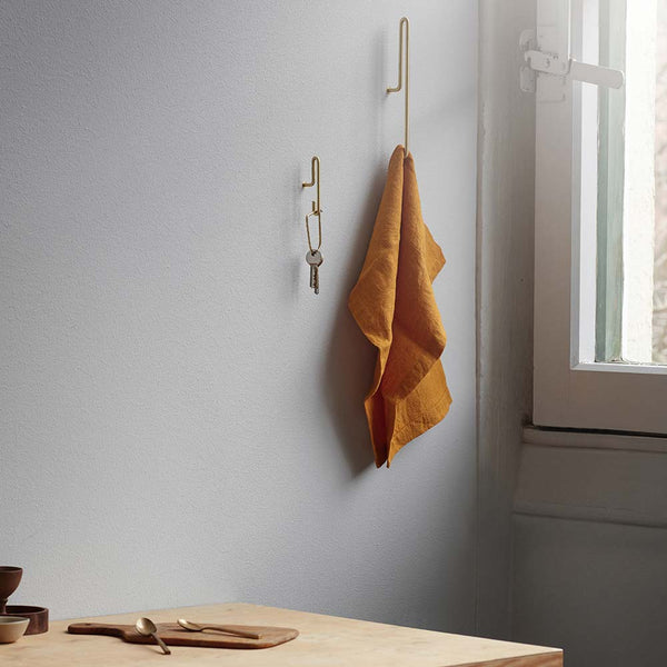 gouden wandhaak voor handdoek in keuken